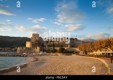 Le Château Royal de Collioure et plage de Collioure au lever du soleil. Banque D'Images