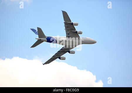 Un Airbus A380-800 montrant son agilité au Farnborough Air Show 2014 Banque D'Images