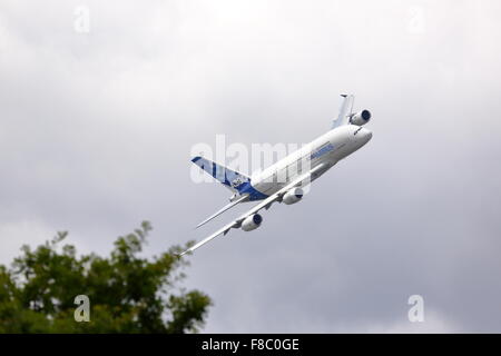 Un Airbus A380-800 montrant son agilité au Farnborough Air Show 2014 Banque D'Images