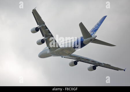 Un Airbus A380-800 montrant son agilité au Farnborough Air Show 2014 Banque D'Images