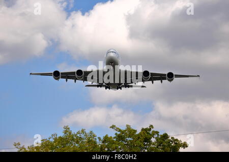 Un Airbus A380-800 montrant son agilité au Farnborough Air Show 2014 Banque D'Images