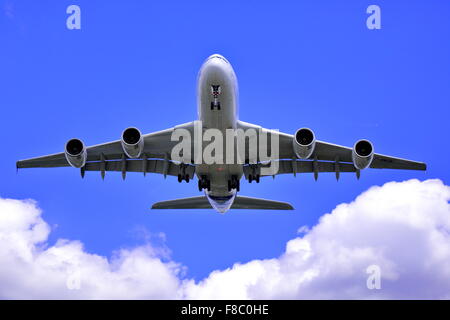 Un Airbus A380-800 montrant son agilité au Farnborough Air Show 2014 Banque D'Images