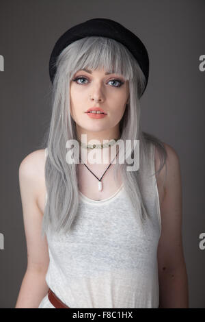 Portrait d'une femme de dix-huit ans avec des cheveux gris teints. Banque D'Images