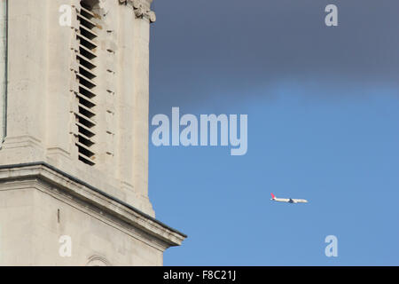 Un jumbo jet à basse altitude au-dessus de Londres Banque D'Images