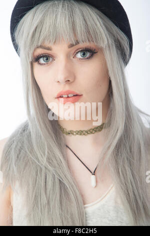 Portrait d'une femme de dix-huit ans avec des cheveux gris teints. Banque D'Images