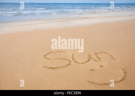 Copie espace de sable avec word Soleil et sourire écrit sur le sable de plage Banque D'Images