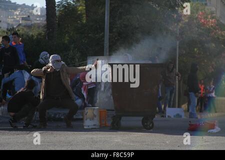 Bethléem. Dec 8, 2015. Un manifestant palestinien utilise une fronde à jeter des pierres vers les forces de sécurité israéliennes au cours d'affrontements à l'entrée principale de la ville cisjordanienne de Bethléem, le 8 décembre 2015. © Mamoun Wazwaz/Xinhua/Alamy Live News Banque D'Images