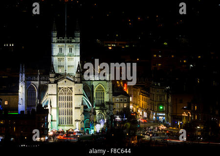 Vue sur l'abbaye de Bath la nuit de collines au-dessus de la ville au patrimoine mondial de l'UNESCO de Bath, avec marché de Noël Banque D'Images