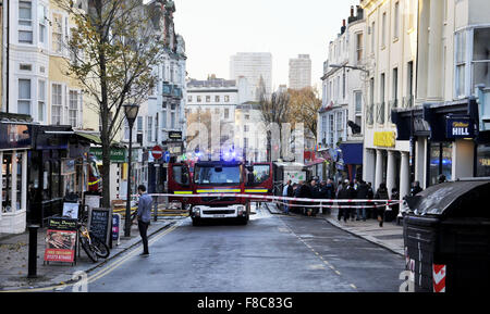 Brighton UK 8 Décembre 2015 - Les équipes d'incendie forme quatre stations dont le Preston Circus , Hove , Roedean et Newhaven assister à un incendie dans un restaurant à Manchester Street Brighton off St James's Street Banque D'Images