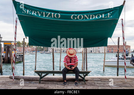 Texting gondolier à Venise, Italie Banque D'Images
