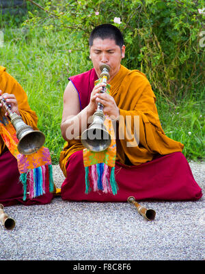 Tashi Lhunpo monks participant à un chant et performance cham au Royaume-Uni Banque D'Images
