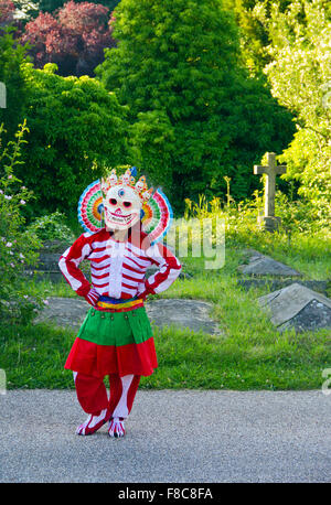 Moine Tashi Lhunpo participant à un chant et performance cham au Royaume-Uni. Il s'agit d'Durdak ou seigneurs du cimetière de la danse. Banque D'Images