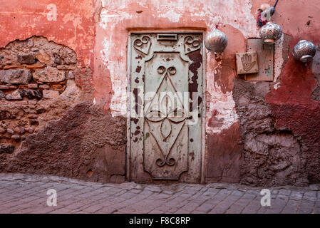 Porte Verte dans un mur avec des lanternes rouges d'argent dans une rue à proximité du souk de Marrakech, Maroc. Banque D'Images