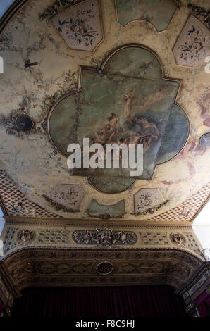 L'allégement de plafond peinture dans le Teatro Tomas Terry historique Théâtre sur la place principale à Cienfuegos, République de Cuba Banque D'Images