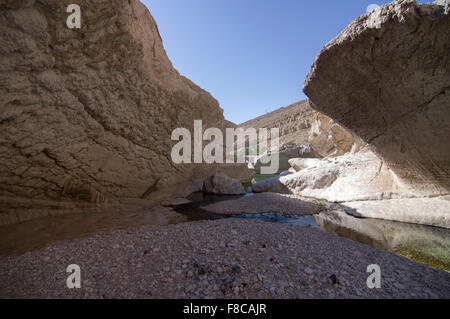 Wadi Ben Khalid, une formation naturelle de roches et des piscines qui font le voyage d'une journée ou de destination de vacances. Banque D'Images