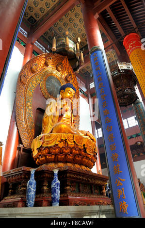 Célèbre Bouddha assis géant au Temple Lingyin, Hangzhou, province du Shandong, Chine Banque D'Images