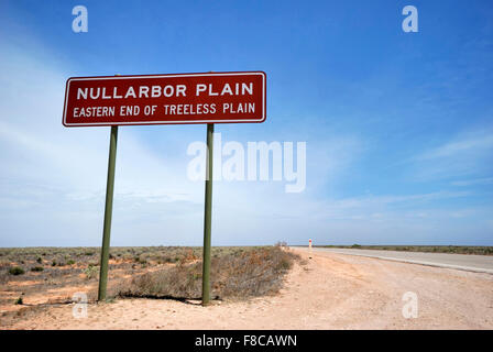 Signe sur l'Eyre Highway, plaine du Nullarbor Plain, sans arbres,de l'Australie du Sud Banque D'Images