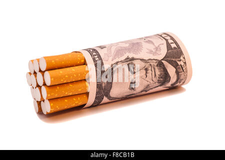 Des cigarettes et de l'argent sur fond blanc Banque D'Images