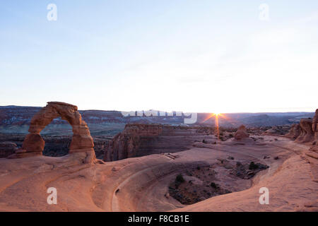 Arches National Park, Utah, USA. Spectaculaire coucher de soleil sur Delicate Arch, de l'Utah. Banque D'Images