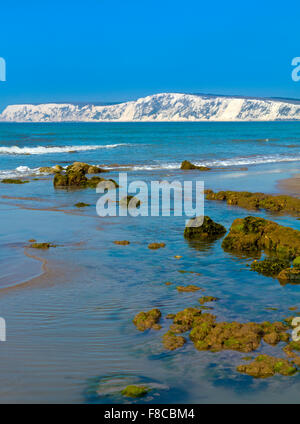 La plage à Compton Bay sur l'île de Wight Angleterre UK à l'ouest, vers le bas des falaises de craie à Tennyson Banque D'Images