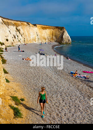 Une petite crique de la Baie d'eau douce avec des falaises de craie et rock pile sur la côte ouest de l'île de Wight dans le sud de l'Angleterre, Royaume-Uni Banque D'Images