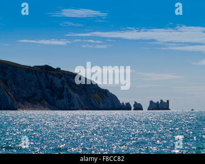 Les aiguilles d'une formation de roche de craie avec le phare sur la côte ouest de l'île de Wight dans le sud de l'Angleterre en été Banque D'Images