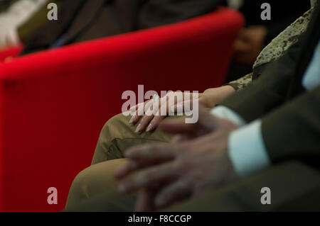 Grande bague de fiançailles en diamants sur un magnifique et très bien entretenue avec de longs ongles à côté d'un homme de main Banque D'Images