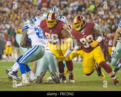 Redskins de Washington s'attaquer défensif Terrance Knighton (98) et de défense s'attaquer Ricky Jean François (99) poursuivre l'exécution de Dallas Cowboys retour Darren McFadden (20) au début du premier trimestre l'action au FedEx Field à Landover, Maryland le Lundi, Décembre 7, 2015. Les Cowboys a gagné le match 19-16. Credit : Ron Sachs / CNP - AUCUN FIL SERVICE - Banque D'Images