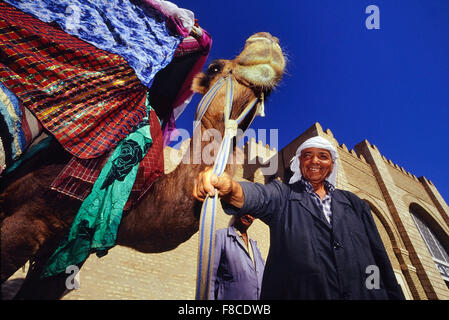 Un touriste à l'extérieur de l'handler chameau Grande mosquée de Kairouan. La Tunisie. L'Afrique du Nord. Banque D'Images