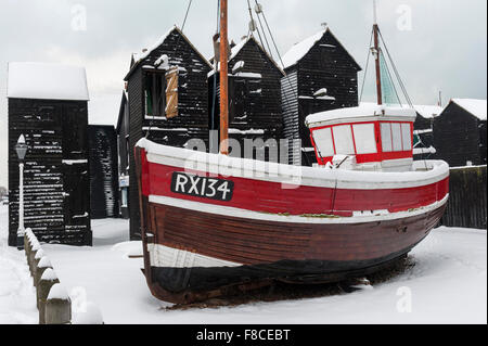 Bateau de pêche et les magasins net dans la neige à Hastings, East Sussex, England, UK Banque D'Images