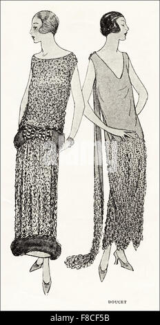 La mode de Paris de 1923. La mode garçonne des années 1920. Blouses par créateur Doucet (à gauche) par rapport à l'or en dentelle noir garni de tissu bronx fax & Boucle shell orange (à droite) avec perles de velours mauve à l'ombrage mauve perles bleues. Banque D'Images