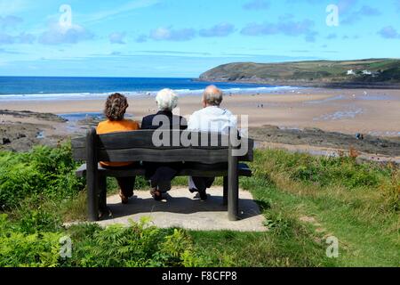 Profiter de la vue d'une audience à Croyde Bay, North Devon, England, UK Banque D'Images