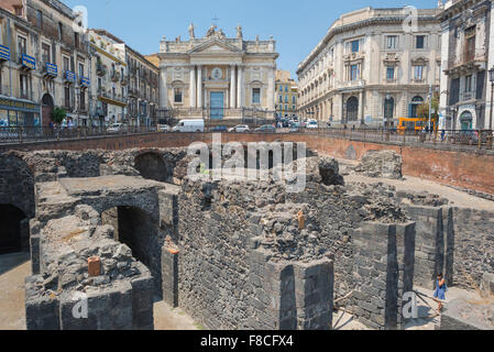 Amphithéâtre romain de Catane, vue d'une section de la paroi extérieure de l'amphithéâtre romain les ruines dans le centre de Catane, Sicile. Banque D'Images