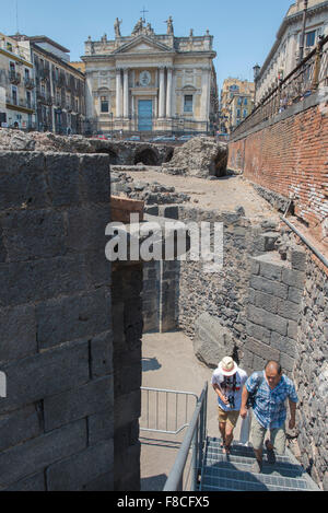 Amphithéâtre romain de Catane, vue en été des touristes quittant les ruines de l'amphithéâtre romain dans le centre historique de Catane, Sicile. Banque D'Images