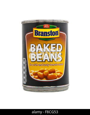 Tin de Branston haricots cuits au four dans une riche et savoureuse sauce tomate sur un fond blanc Banque D'Images