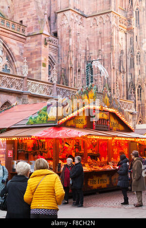 Les gens du shopping au marché de Noël de Strasbourg Strasbourg, vieille ville, Alsace France Europe Banque D'Images