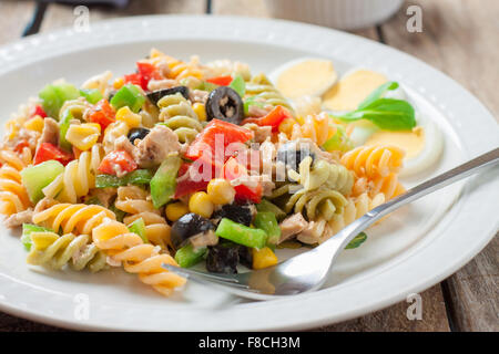 Salade de pâtes au thon et de la sauce avec une fourchette Banque D'Images