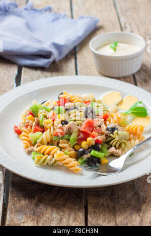 Salade de pâtes au thon et de la sauce avec une fourchette Banque D'Images