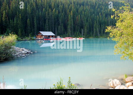 Lever du soleil sur le lac Louise. Banque D'Images