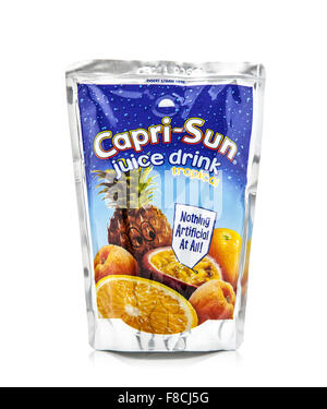 Verre de jus Tropical Capri-Sun sur fond blanc Banque D'Images