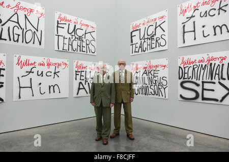 Londres, Royaume-Uni. 8 décembre 2015. Sur la photo : de gauche à droite : Gilbert & George en face de leurs œuvres les bannières. Artistes Gilbert & George lancer leur dernière publication les bannières, ainsi que 10 modèles d'affiches, de faire coïncider avec leur exposition au White Cube Bermondsey. L'exposition Les bannières se déroule du 25 novembre 2015 au 24 janvier 2016. Banque D'Images