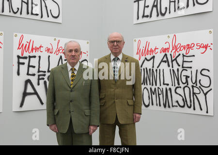 Londres, Royaume-Uni. 8 décembre 2015. Sur la photo : de gauche à droite : Gilbert & George en face de leurs œuvres les bannières. Artistes Gilbert & George lancer leur dernière publication les bannières, ainsi que 10 modèles d'affiches, de faire coïncider avec leur exposition au White Cube Bermondsey. L'exposition Les bannières se déroule du 25 novembre 2015 au 24 janvier 2016. Banque D'Images