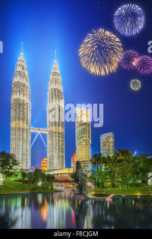 Beau feu d'artifice au-dessus de la ville de Kuala Lumpur, Malaisie skyline at night