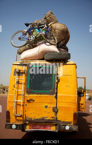 Transport public surchargé vieux avec des marchandises sur le toit Banque D'Images