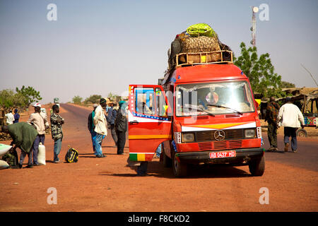 Transport public surchargé vieux avec des marchandises sur le toit Banque D'Images