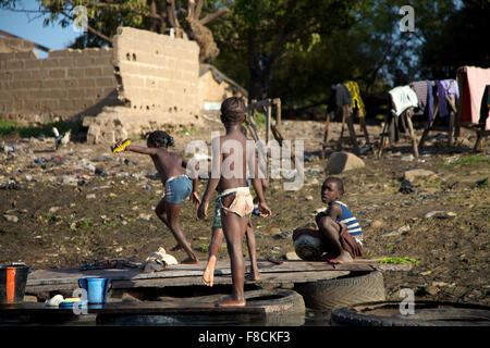 Les enfants jouent dans la rivière Niger, Bamako. Banque D'Images