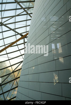 Détail de voiles de verre de la fondation Louis Vuitton musée construit par Frank Gehry, Bois de Boulogne, Paris, France Banque D'Images