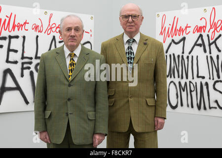 Londres, Royaume-Uni. 8 décembre 2015. Sur la photo : de gauche à droite : Gilbert & George en face de leurs œuvres les bannières. Artistes Gilbert & George lancer leur dernière publication les bannières, ainsi que 10 modèles d'affiches, de faire coïncider avec leur exposition au White Cube Bermondsey. L'exposition Les bannières se déroule du 25 novembre 2015 au 24 janvier 2016. Banque D'Images