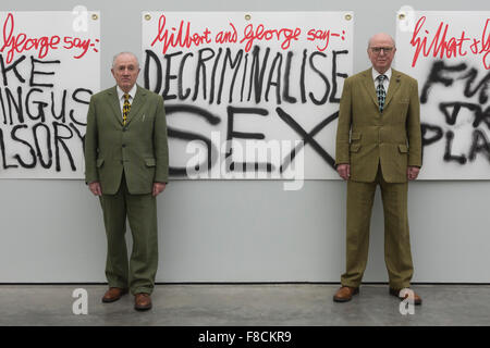 Londres, Royaume-Uni. 8 décembre 2015. Sur la photo : de gauche à droite : Gilbert & George en face de leurs œuvres les bannières. Artistes Gilbert & George lancer leur dernière publication les bannières, ainsi que 10 modèles d'affiches, de faire coïncider avec leur exposition au White Cube Bermondsey. L'exposition Les bannières se déroule du 25 novembre 2015 au 24 janvier 2016. Banque D'Images