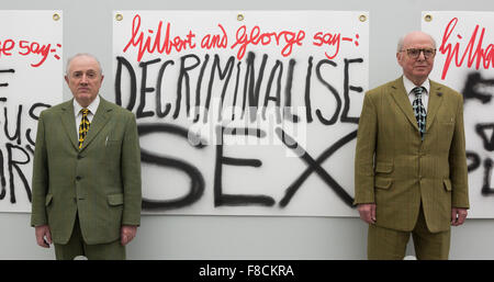 Londres, Royaume-Uni. 8 décembre 2015. Sur la photo : de gauche à droite : Gilbert & George en face de leurs œuvres les bannières. Artistes Gilbert & George lancer leur dernière publication les bannières, ainsi que 10 modèles d'affiches, de faire coïncider avec leur exposition au White Cube Bermondsey. L'exposition Les bannières se déroule du 25 novembre 2015 au 24 janvier 2016. Banque D'Images